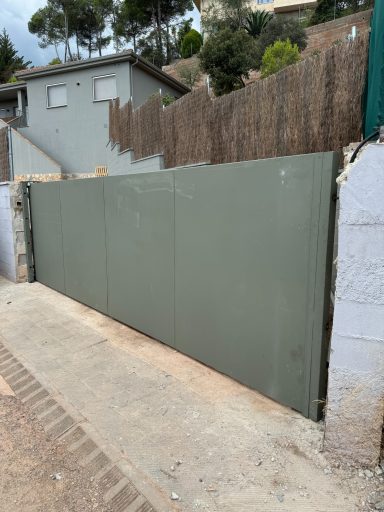 Portón automático de acceso