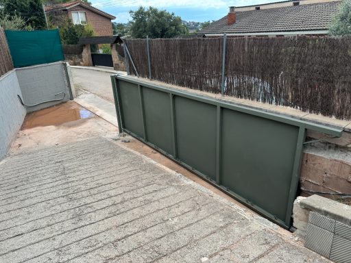 Portón automático de acceso